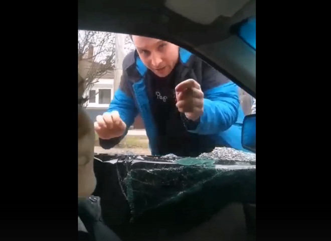 Разборки рязанских водителей с битьем стекол попали на видео