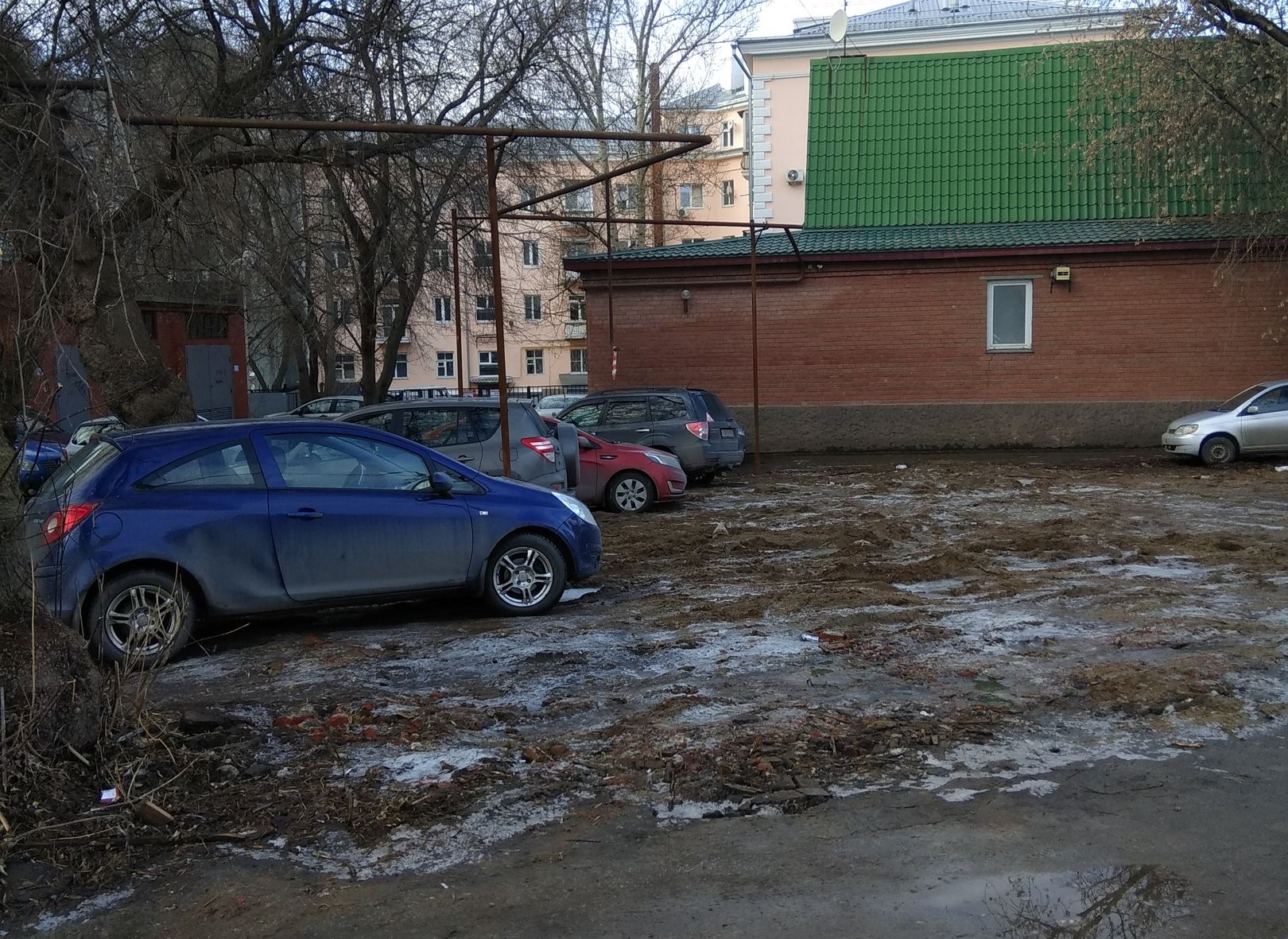 Водители устроили стихийную парковку на месте снесенного дома на улице Право-Лыбедской