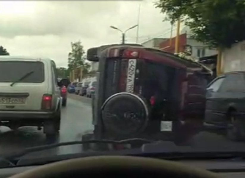 На улице Радиозаводской опрокинулся Land Rover (видео)