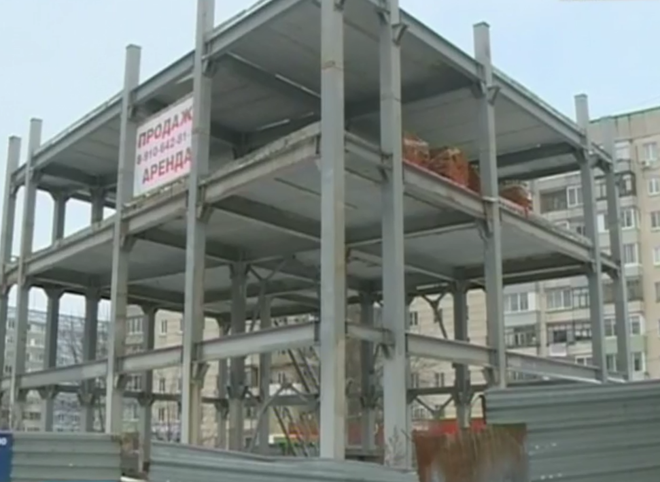 Жители Канищева просят снести недостроенный торговый центр