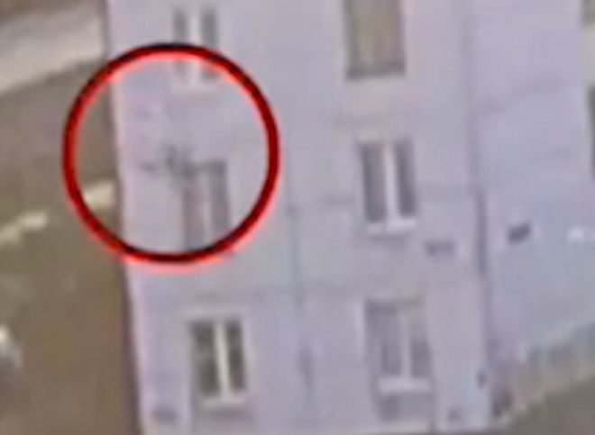 Пьяный ревнивец из Ленобласти выбросил сожительницу из окна (видео)