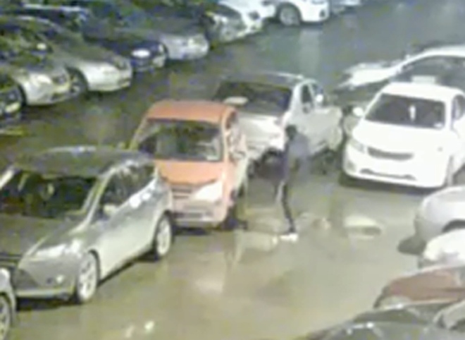 На Семчинской неизвестный повредил припаркованный автомобиль