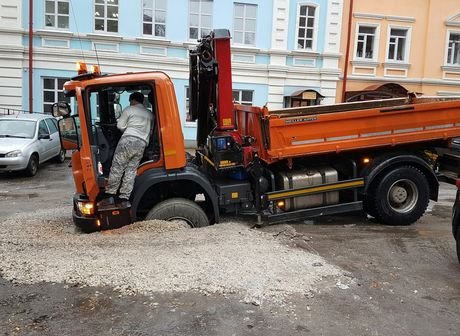 Фото: в центре Рязани грузовик увяз в щебне
