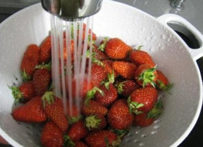 Роспотребнадзор советует мыть фрукты под душем и в контрастных ваннах