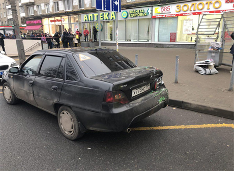 В Москве после наезда автобуса на остановку задержан водитель такси