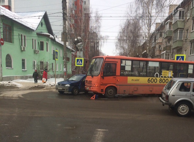 На улице Новой столкнулись автобус и легковушка