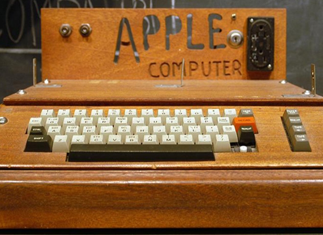 На аукционе продан первый компьютер Apple
