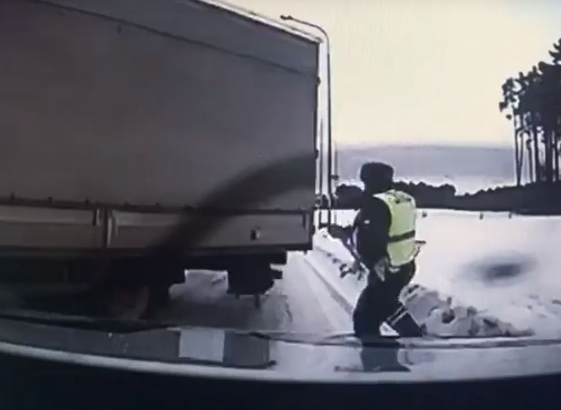 В Екатеринбурге гаишник отпрыгнул от неуправляемого грузовика (видео)
