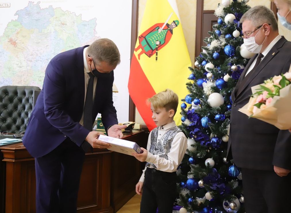Любимов передал рязанскому второкласснику подарок от президента Путина