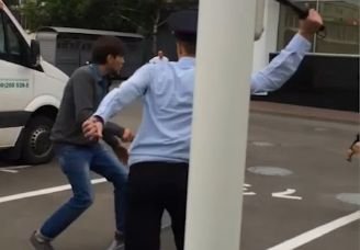 Видео: группа полицейских не может скрутить мужчину с ножом