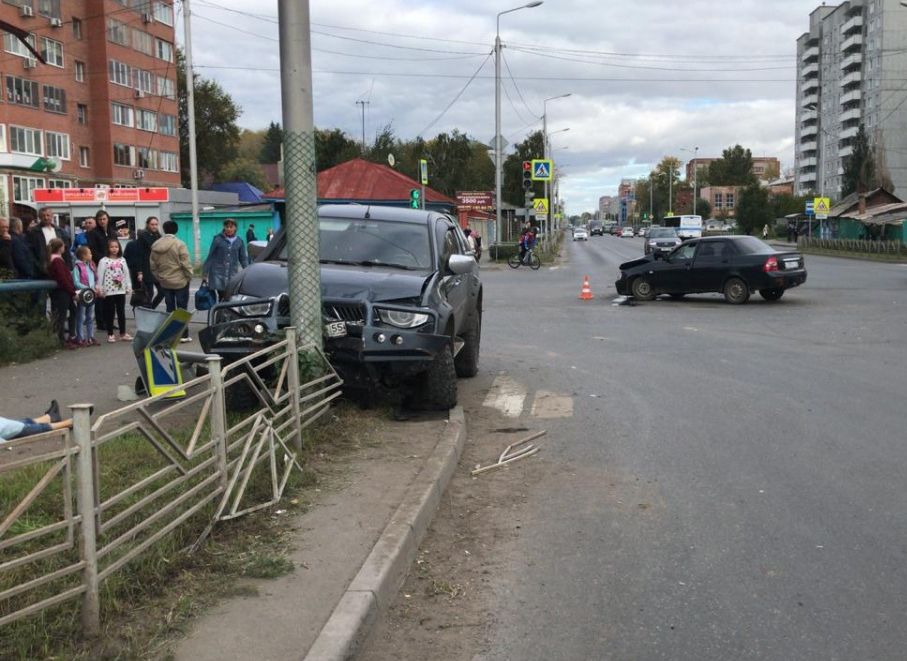 В Омске двух пешеходов убило упавшим после ДТП столбом