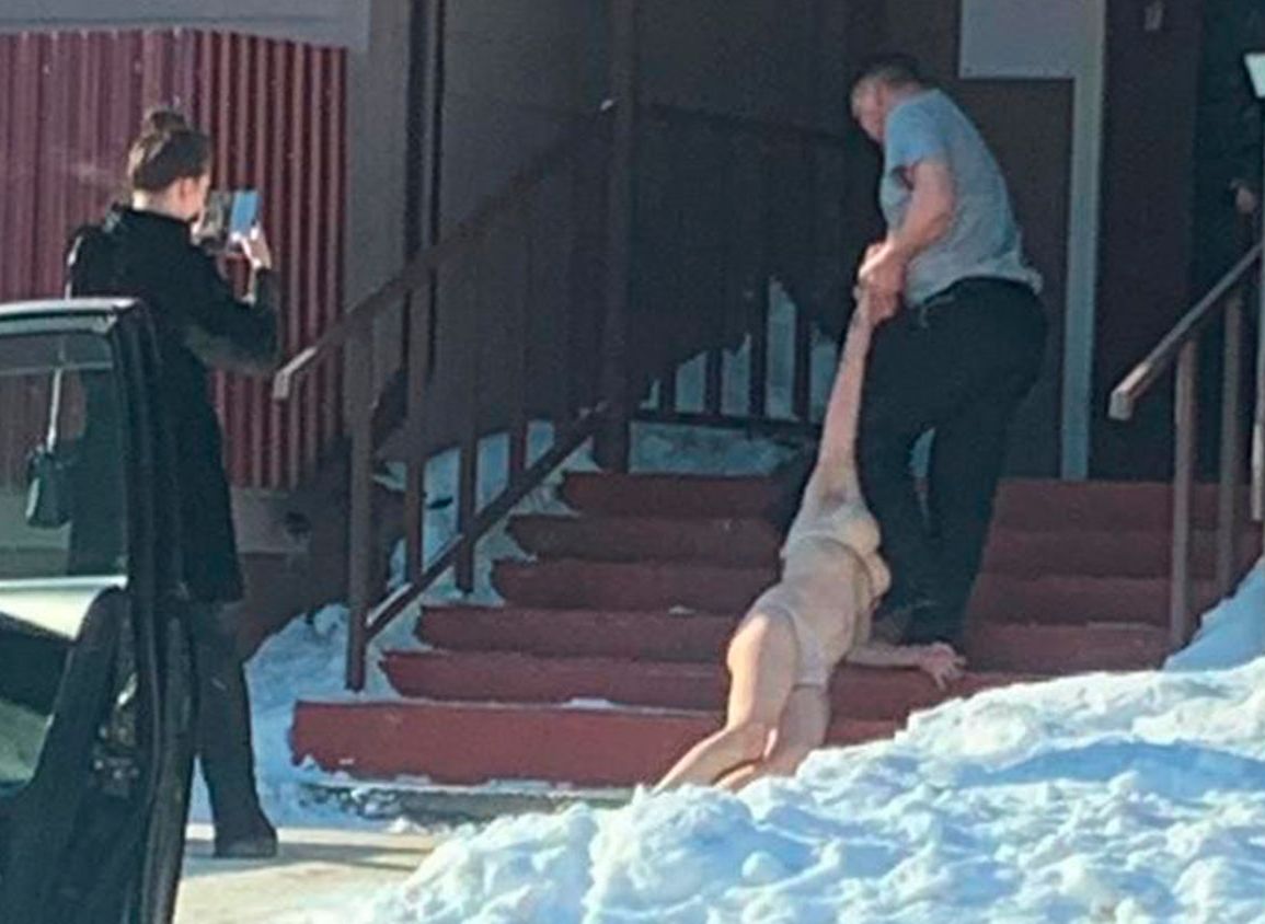 На Сахалине мужчина протащил полуголую женщину по лестнице у подъезда (видео)