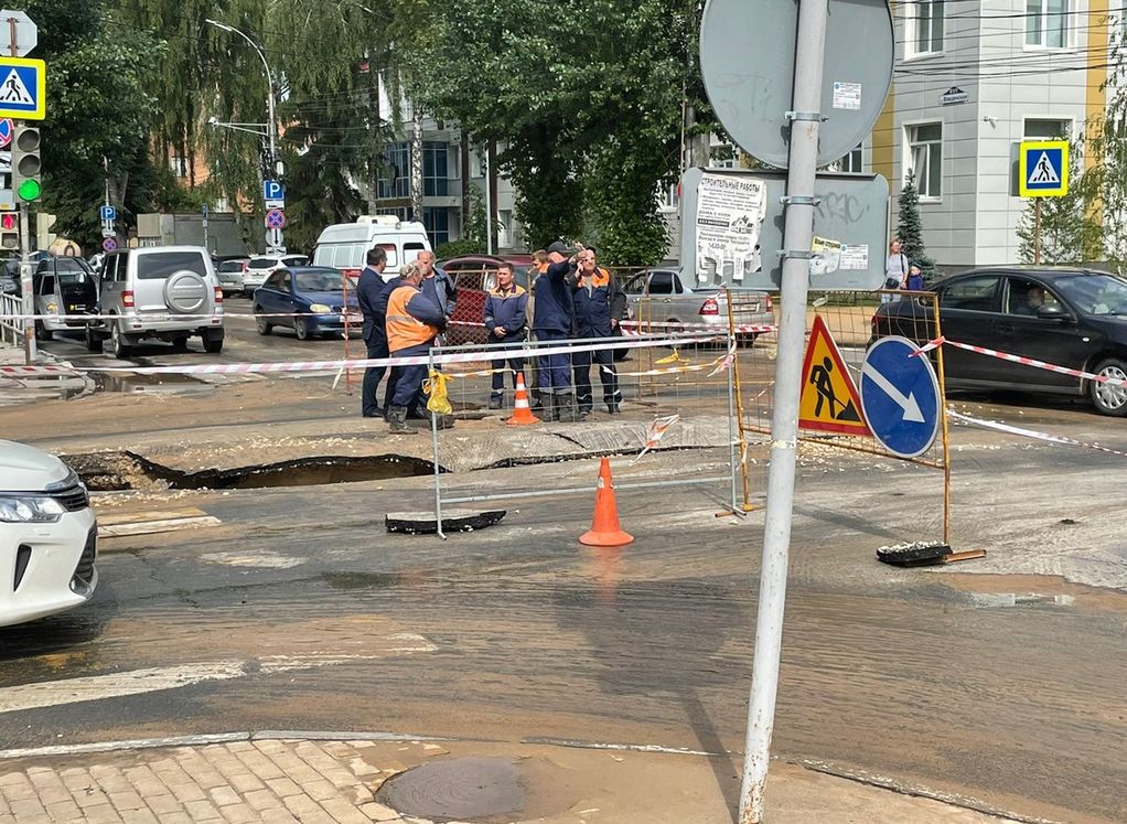 На место повреждения трубы на улице Горького выехали сотрудники «Водоканала»