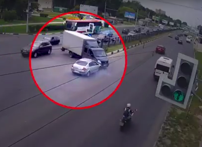 Экстренное торможение не помогло избежать аварии на Московском шоссе (видео)