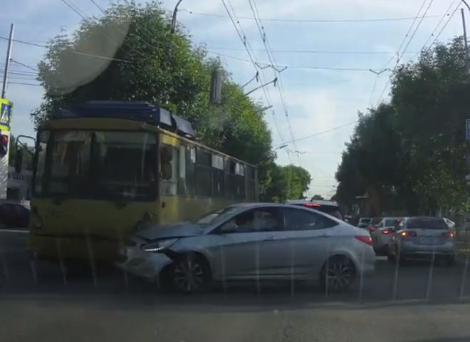 Видео: в центре Рязани троллейбус таранит легковушку