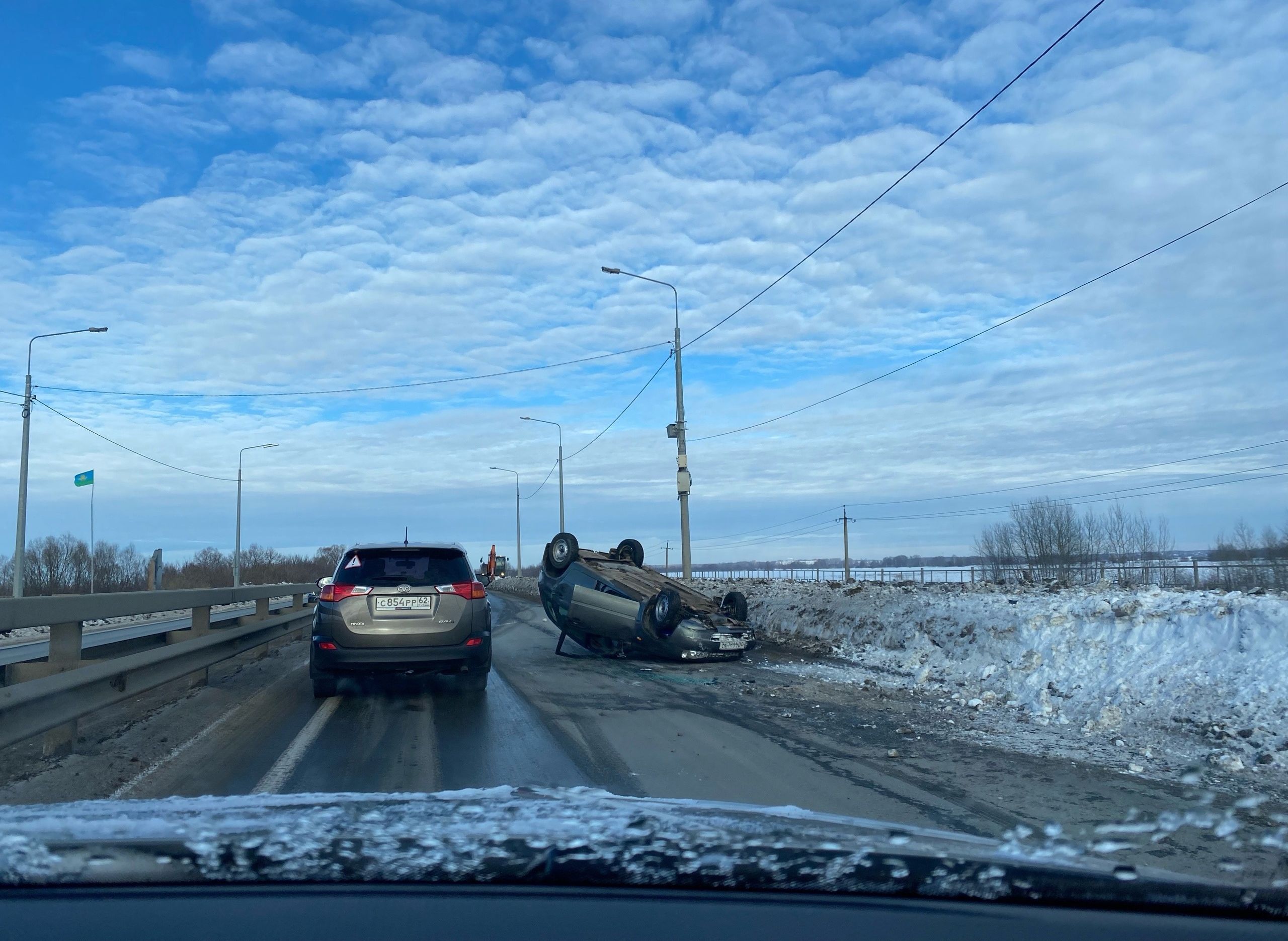 На Солотчинском шоссе опрокинулся автомобиль