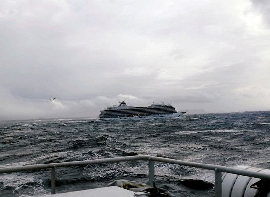 Терпящий бедствие норвежский лайнер начали буксировать в порт