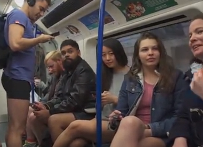 Флешмоб «В метро без штанов» прошел в лондонской подземке (видео)