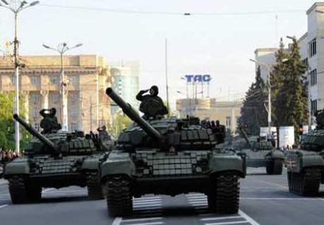 Военный парад впервые прошел в Донбассе