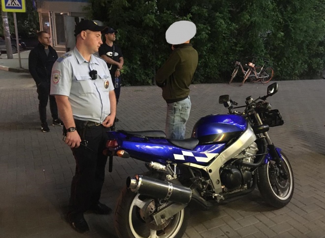 В Рязани полицейские остановили мотоциклиста без прав