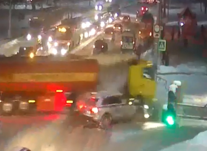 Момент ДТП в Дашково-Песочне с участием бензовоза попал на видео