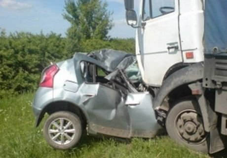 В столкновении с МАЗ погиб водитель Renault