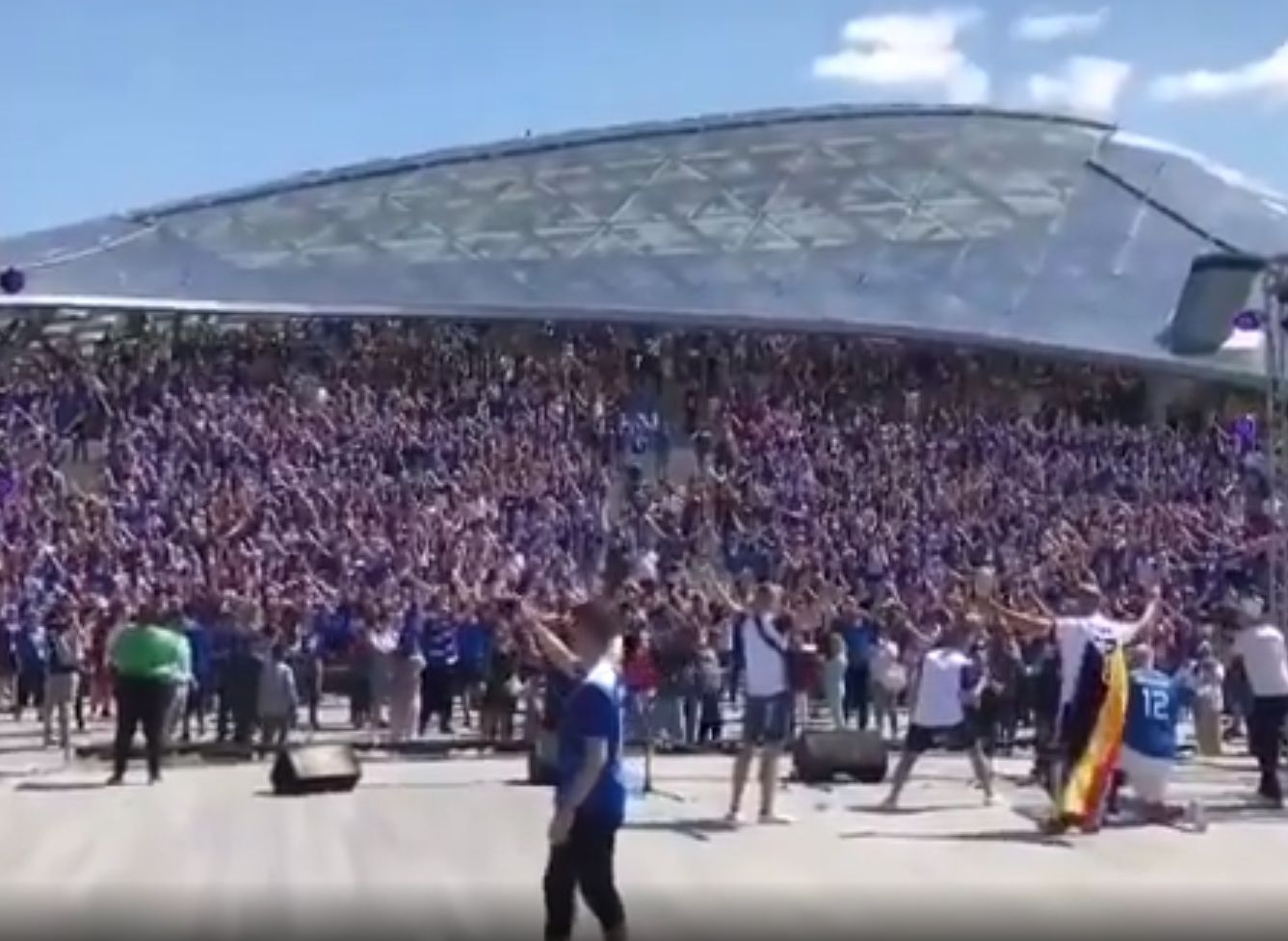 Фанаты из Исландии устроили флешмоб в центре Москвы (видео)