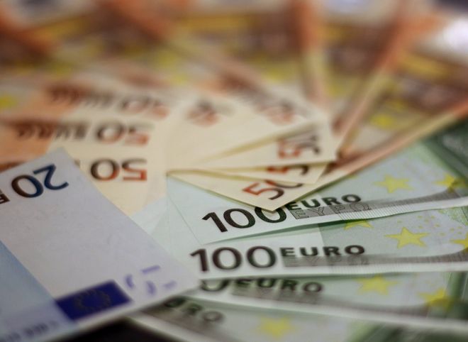 Курс евро поднялся выше 90 рублей впервые с февраля 2016 года