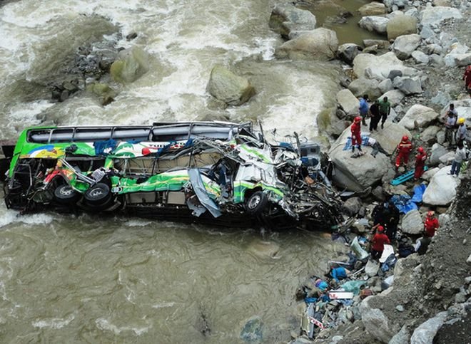 В Китае пассажирский автобус упал в озеро, погибли почти 20 человек