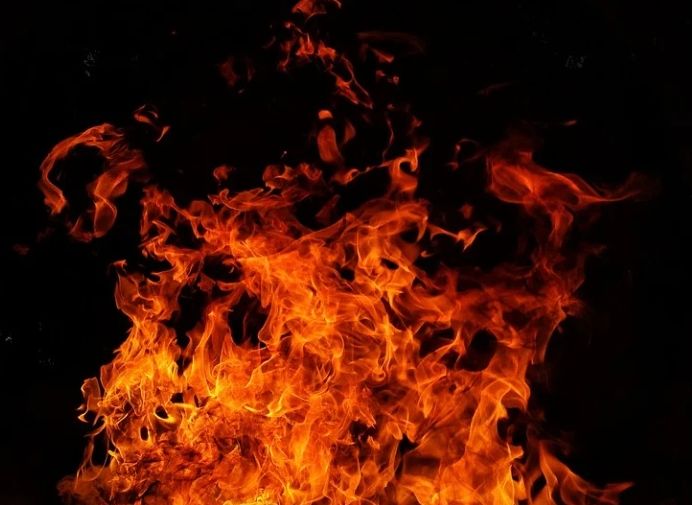 В Перми уволенный антипрививочник врезался в здание заводоуправления и сгорел заживо