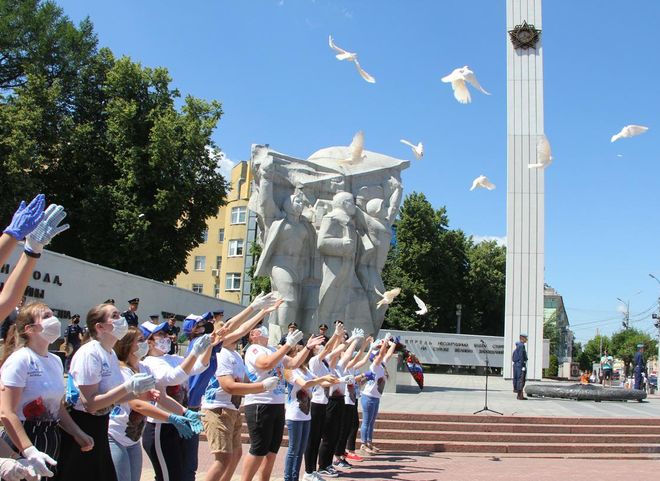 В центре Рязани выпустили в небо белых голубей