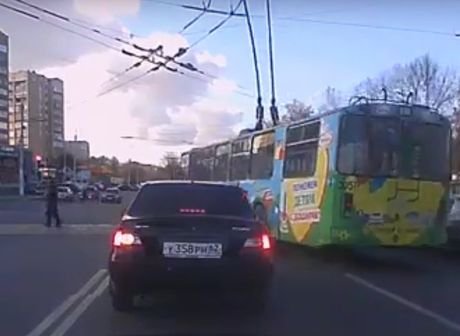 Водитель троллейбуса в Рязани допустил грубое нарушение ПДД (видео)