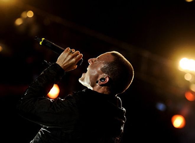 Вдова вокалиста Linkin Park выложила видео, снятое за сутки до его смерти