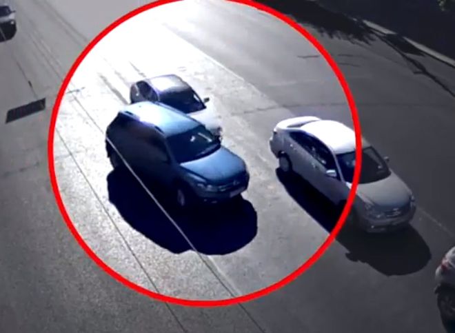 Видео: в центре Рязани Lada протаранила Volkswagen