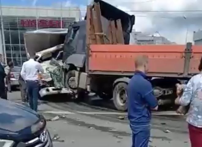 В массовом ДТП на Московском шоссе пострадали два человека
