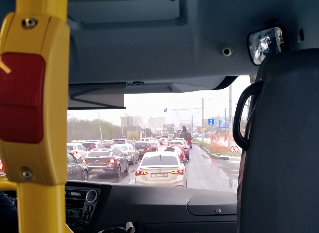 Личный транспорт «оккупировал» выделенку на Московском шоссе