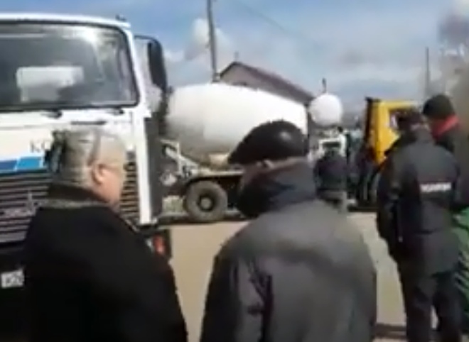 В Рязанской области противники строительства сотовой вышки перекрыли дорогу