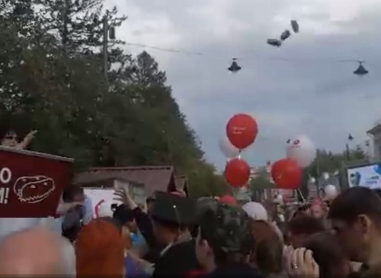 В Томске на Дне города в толпу раскидали 150 кг пирожных «Картошка» (видео)