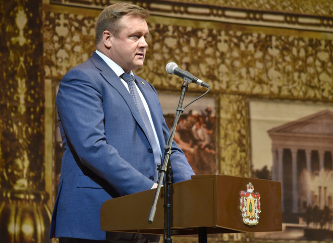 Губернатор вручил свидетельства о занесении на доску почета Рязанской области