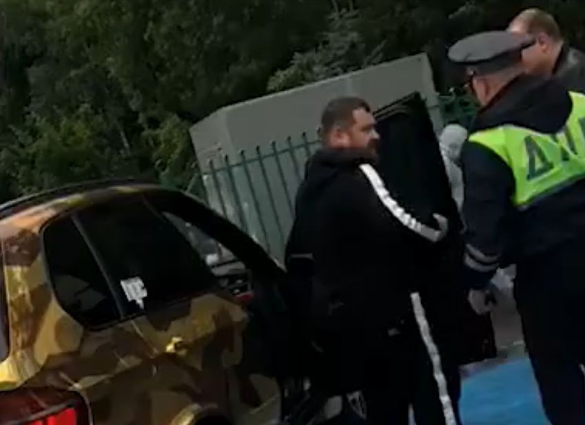 Гаишники оштрафовали Давидыча за парковку на месте для инвалидов (видео)