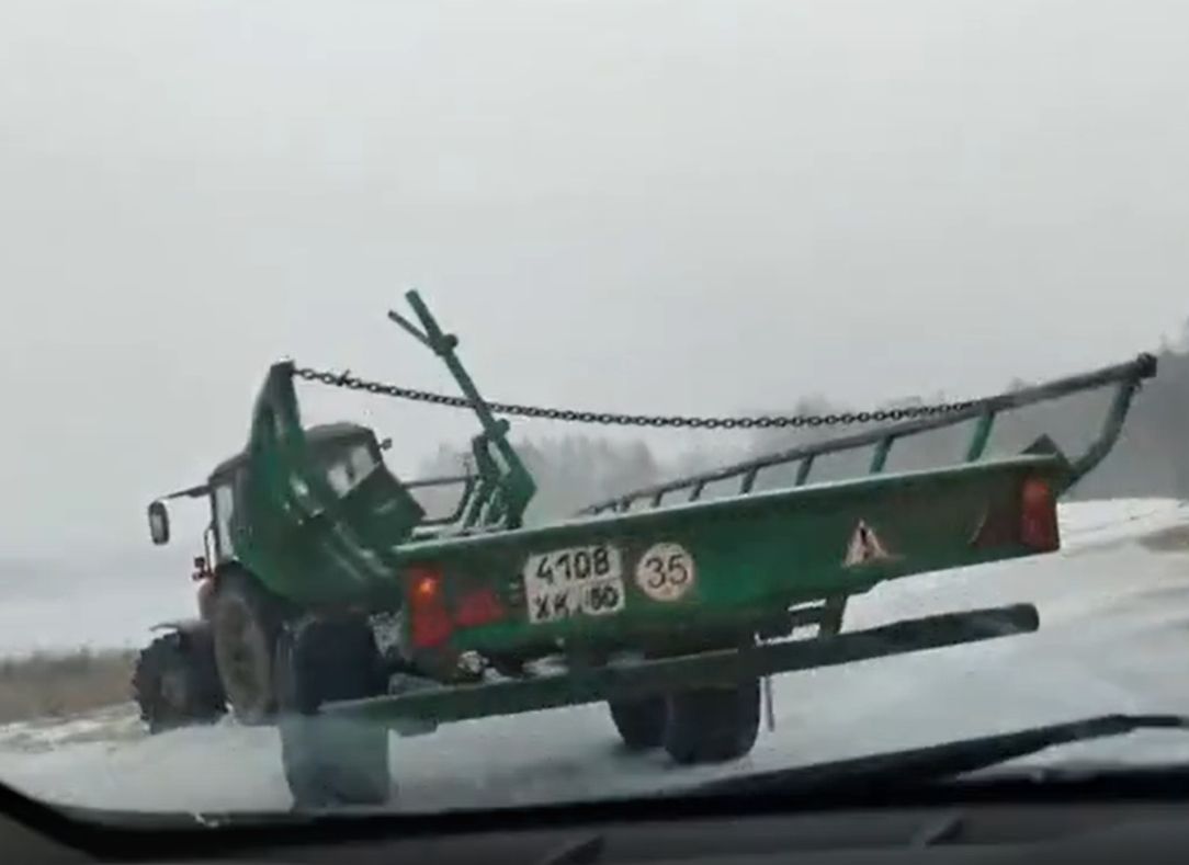 Легковушка вылетела с трассы в Рыбновском районе по вине тракториста