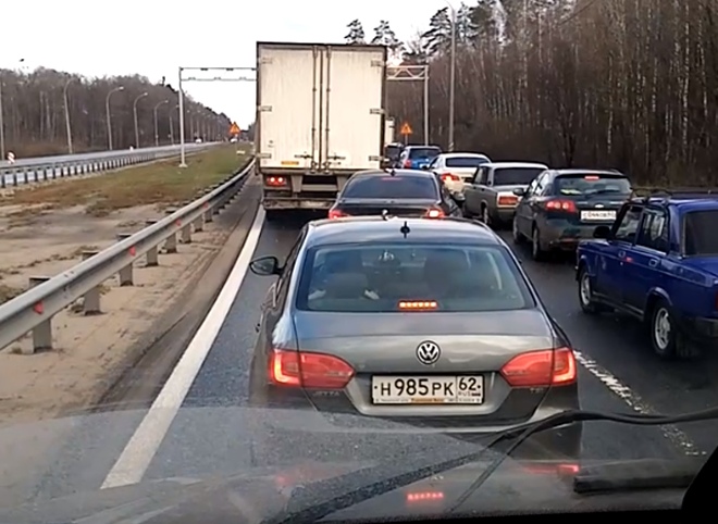 Водитель заснял огромную пробку по пути из Рязани в Москву