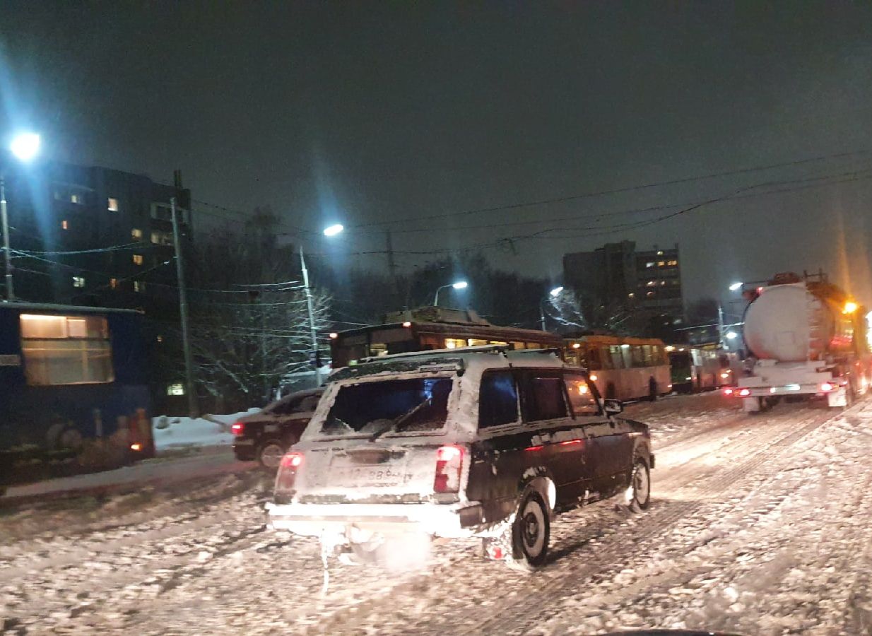 На улице Зубковой собралась пробка из троллейбусов из-за нечищеного подъезда к депо