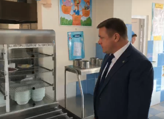 Любимов оценил уровень безопасности и организацию питания в школе №57