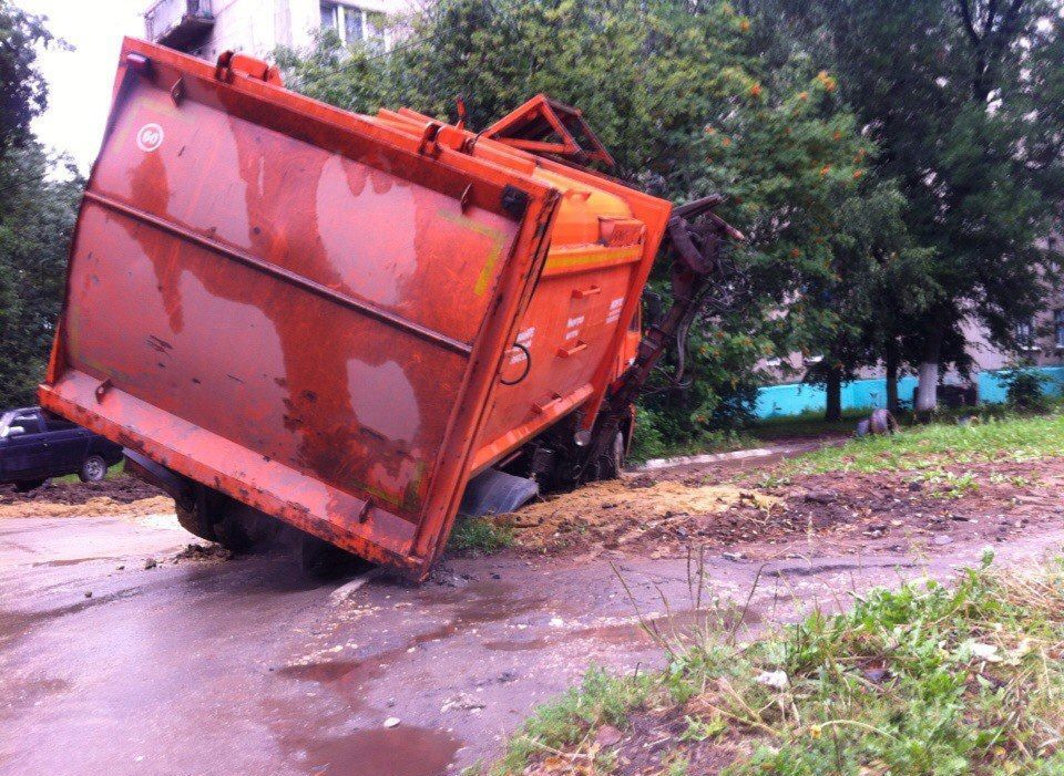 Фото: в Дашково-Песочне мусоровоз провалился в яму