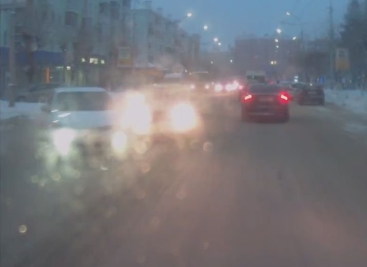 В Рязани выезжавший с парковки автомобиль устроил ДТП (видео)