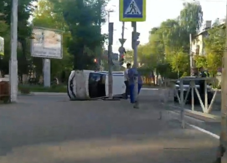 В центре Рязани перевернулось такси, серьезно пострадал 21-летний пассажир