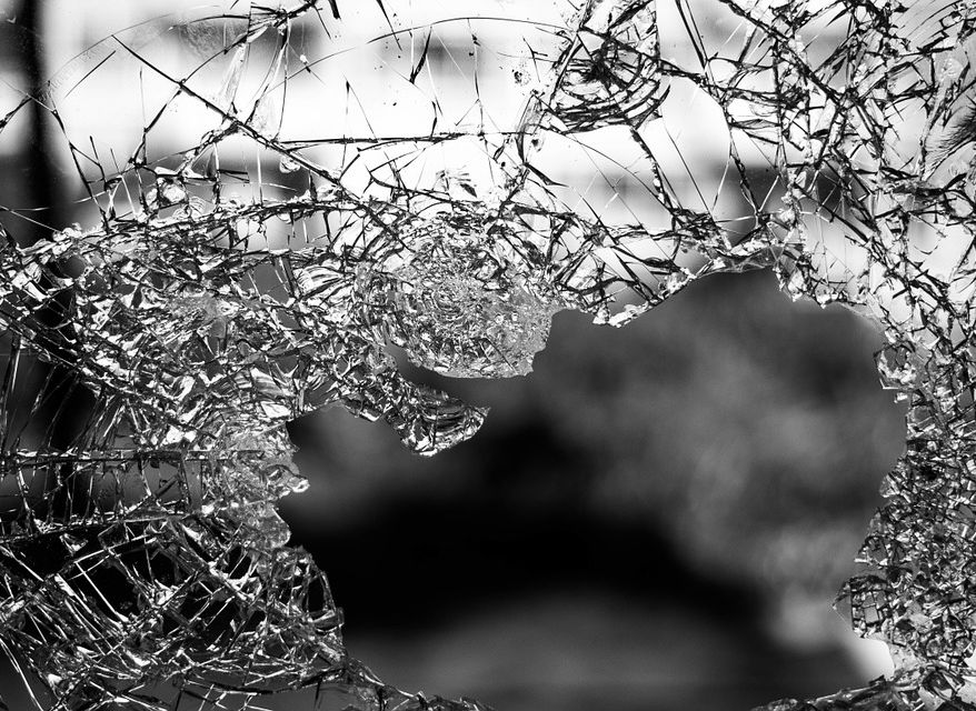 В Спас-Клепиках мужчина разбил окна в доме и «зарубил» автомобиль