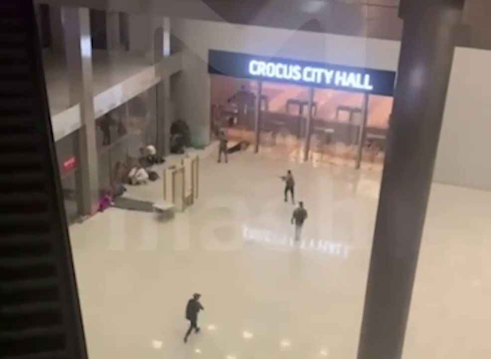 Появилось видео, как террористы расстреливают посетителей «Крокуса»