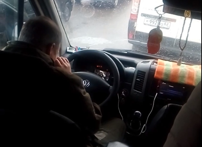Видео: в Рязани водитель маршрутки смотрит фильм за рулем
